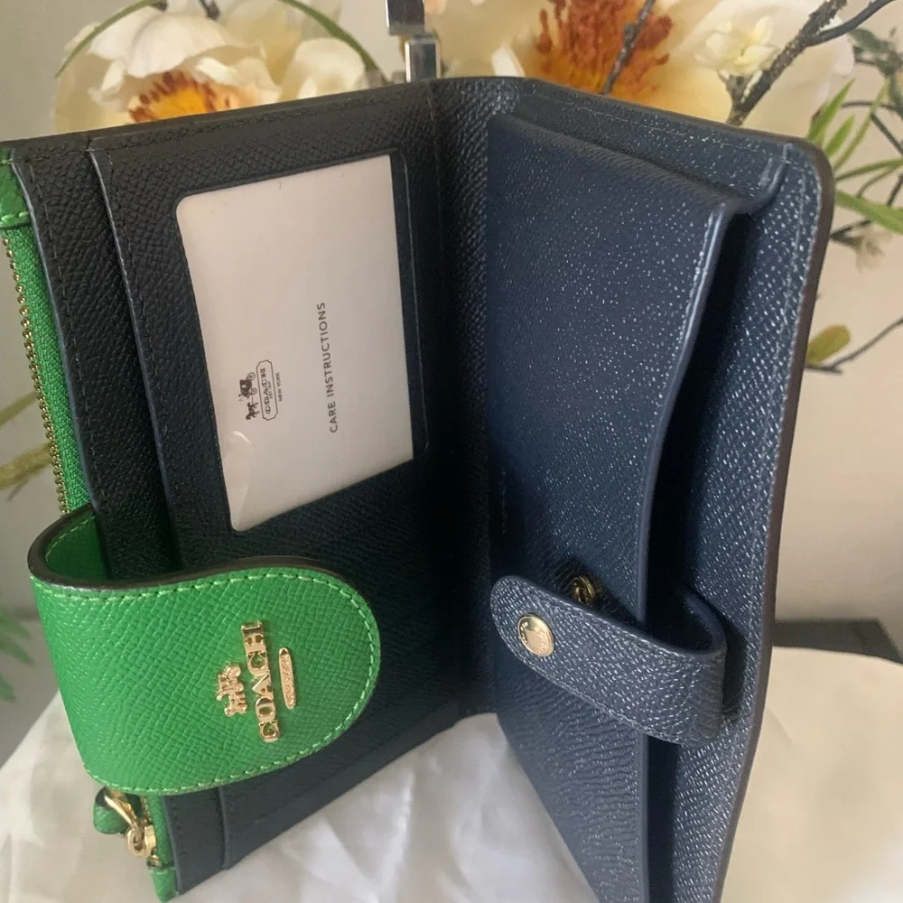 NWOT COACH LARGE TECH PHONE WALLET IN KELLY GREEN LEATHER